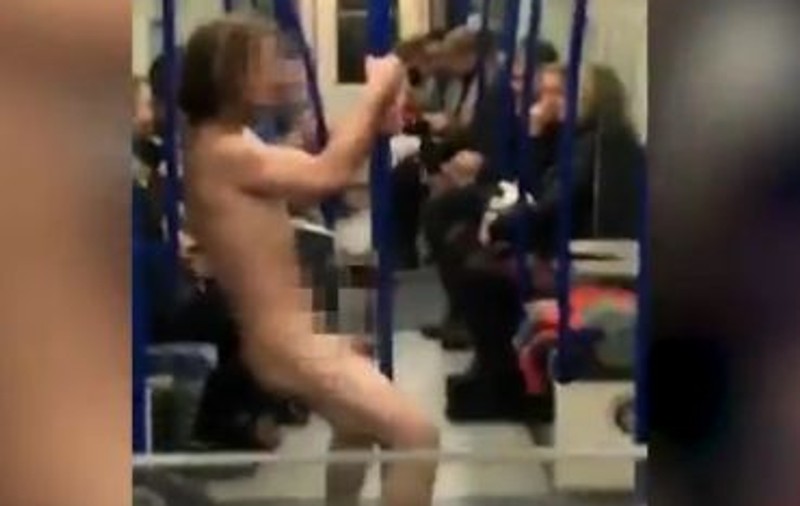 Imagini șocante surprinse în metrou: Un bărbat complet dezbrăcat a început să danseaze în mijlocul vagonului | VIDEO