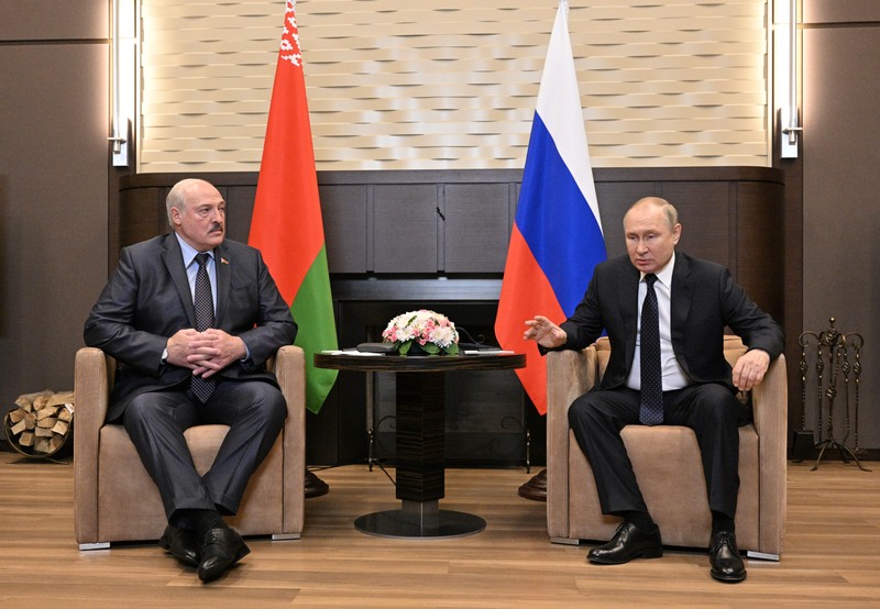 Președintele belarus Alexander Lukașenko (stânga) și președintele rus Vladimir Putin participă la o întâlnire la reședința Bocharov Ruchei din stațiunea Soci, Rusia, 23 mai 2022. Foto: EPA