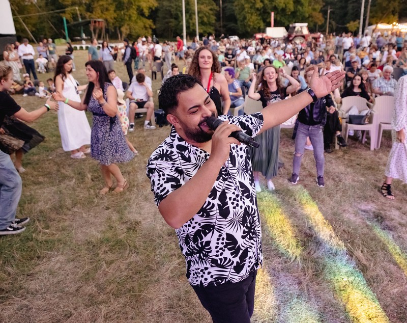 REPORTAJ Actorul Cuzin Toma a venit cu Taraful Caliu să aducă Film în Sat, la Peștișani, Gorj: „Să știe oamenii care m-au văzut crescând că joc și roluri serioase!”