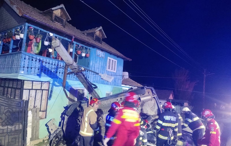 Doi tineri de 15 și 22 de ani morţi pe loc şi o adolescentă rănită, într-un accident produs la Drăgoeşti