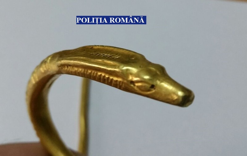 Brăţara dacică descoperită în judeţul Olt este autentică. Bărbatul care a găsit-o e cercetat