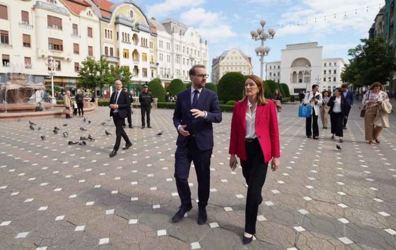 Roberta Metsola s-a plimbat în Timișoara alături de Dominic Fritz: „I-am arătat semnele gloanţelor care au mai rămas pe clădirile noastre” 