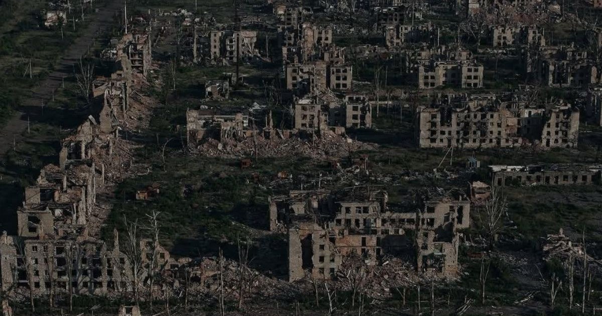 Orașul Chasiv Yar, din Ucraina. după bombardamente. in imagine se vad numai ruine gri