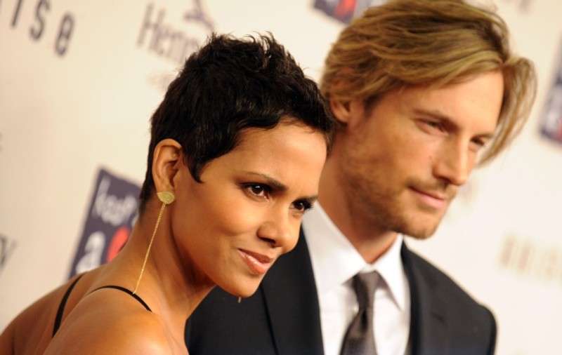 Despărţiţi dar împreună: Halle Berry va locui în continuare cu 'fostul'