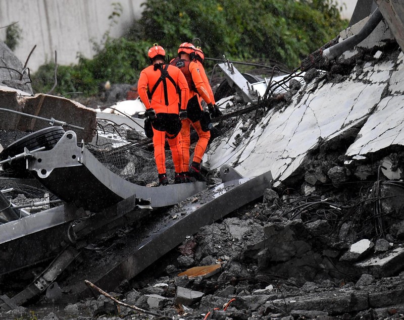 Român mort în tragedia din Italia. 35 de oameni au murit în urma prăbușirii podului din Genova