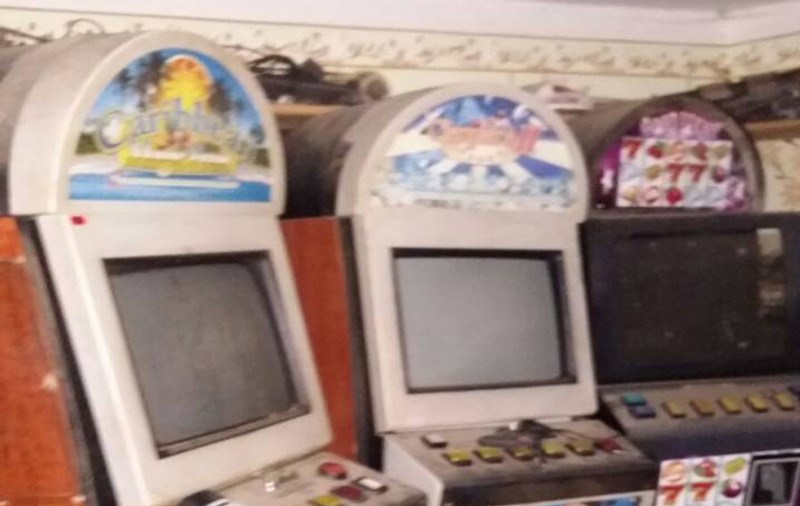 FOTO & VIDEO | Percheziții la proprietarii de păcănele din Rădăuți. Polițiștii au confiscat zeci de aparate tip slot-machine, pe lângă alcool și țigări de contrabandă