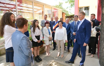 Klaus Iohannis în timpul vizitei la Școala nr. 11 din Buzău. În dreapta lui se afla și Marcel Ciolacu. Foto: presidency.ro