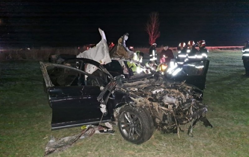 Un șofer și un cal au murit la Podu Iloaiei, în Iași. Filmul accidentului cu două mașini și o căruță care traversa noaptea șoseaua