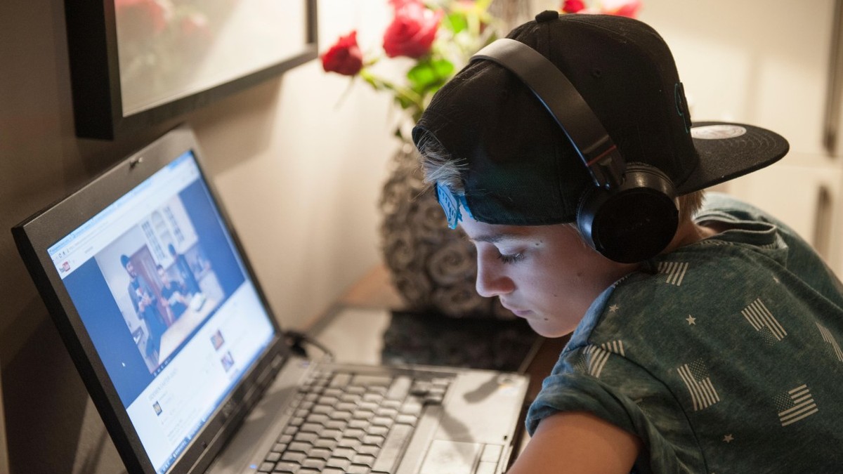 România dezbate propunerea lui Raed Arafat de a interzice rețelele sociale pentru adolescenții sub 16 ani