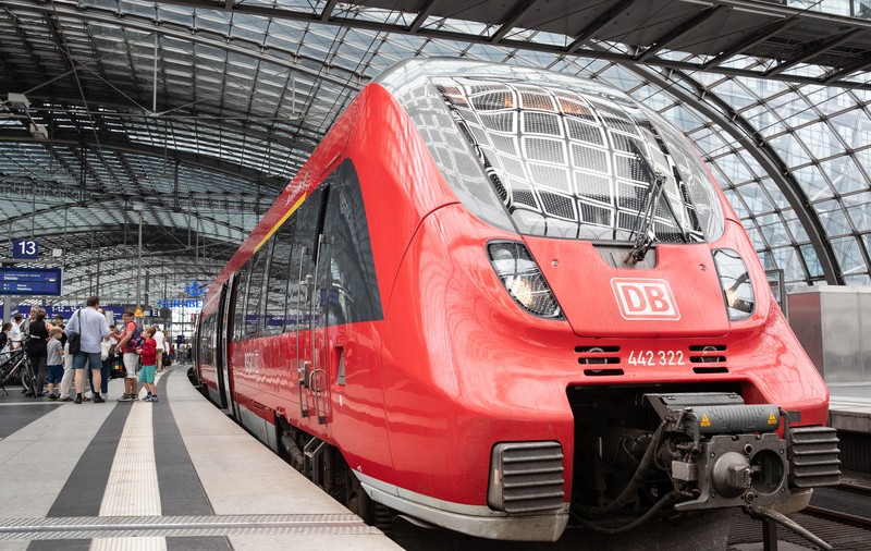 Gestul extrem la care a recurs un bărbat după ce conductorul unui tren a refuzat să-i aștepte soția