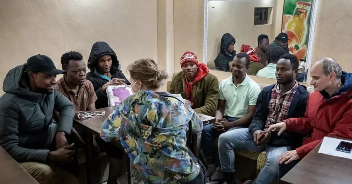 Autoarea împreună cu mai mulți muncitori din Ghana