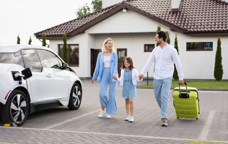 Cum să îţi planifici concediul şi să călătoreşti cu maşina electrică
