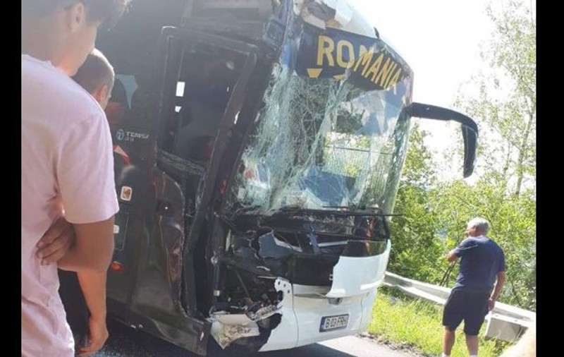 UPDATE/ Autocar plin cu sportivi români, implicat într-un accident în Muntenegru. Precizările MAE