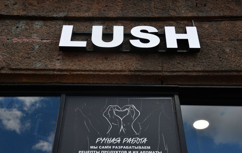 O companie de cosmetice a plătit bonusuri de 5 milioane de lire managerilor, după ce a primit ajutor guvernamental de 5,1 milioane de lire