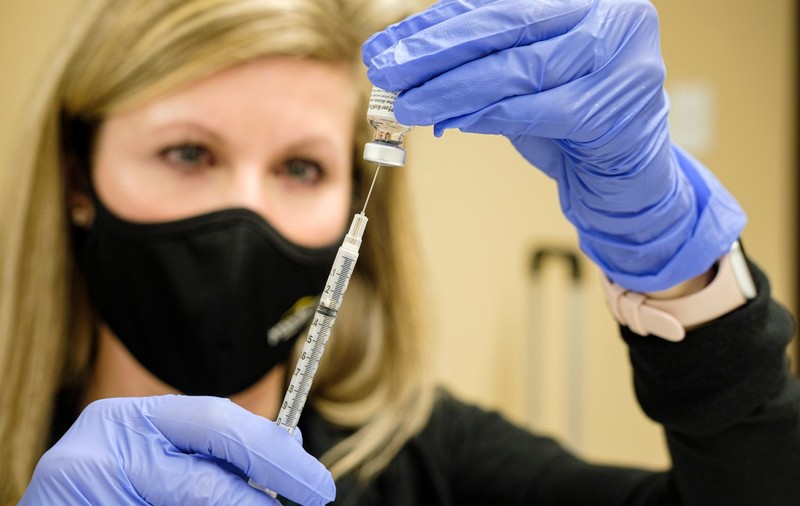 Un veteran de război italian şi-a cedat locul la vaccinarea anti-COVID unei tinere care suferă de cancer