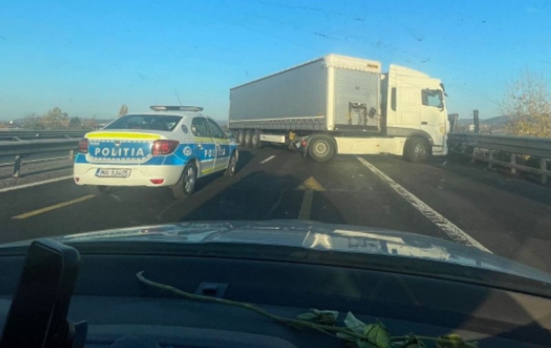 Șofer de TIR prins pe contrasens de poliție, pe A1, lângă Pitești, și pus să meargă cu spatele în direcția corectă | VIDEO