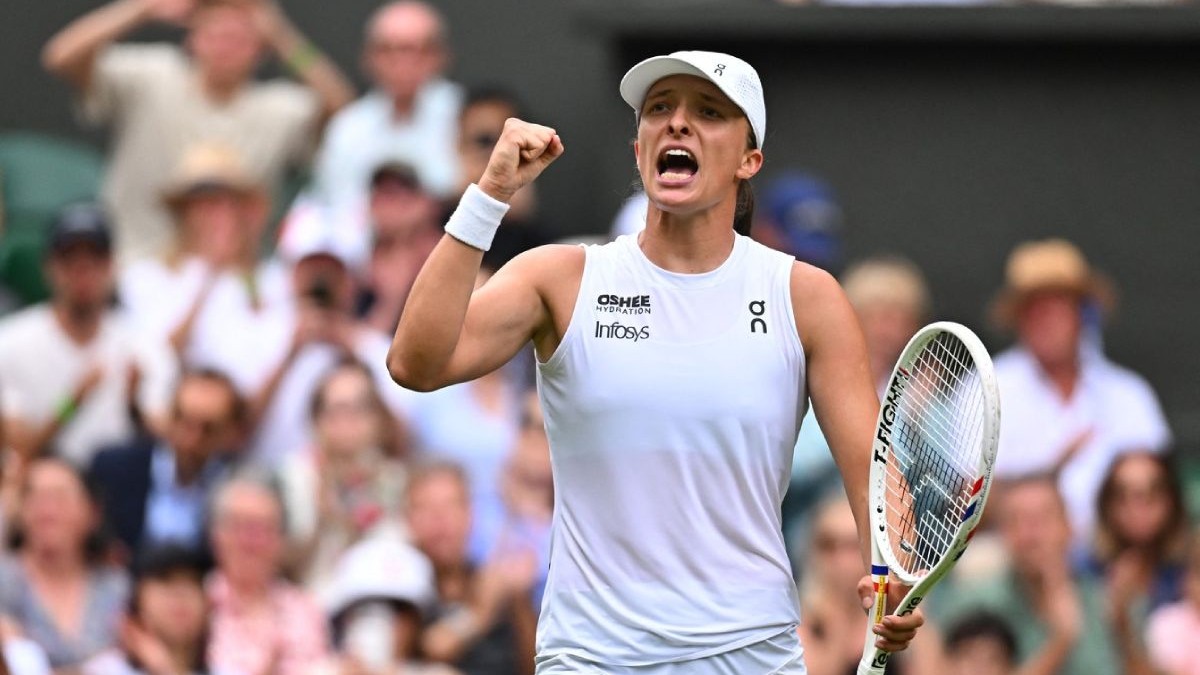 Iga Swiatek (POLONIA) în timpul meciului din runda a treia la Campionatele de la Wimbledon din 2025, desfășurate la AELTC în Londra, MAREA BRITANIE, pe 5 iulie 2025