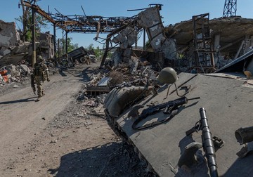 Un soldat rus inspectează zona uzinei Azovstal, de unde au fost luați 2.500 de prizonieri ucraineni EPA-EFE/SERGEI ILNITSKY