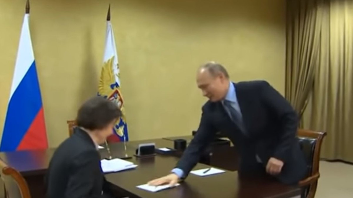 Cum a reacționat Vladimir Putin când o femeie i-a luat scaunul