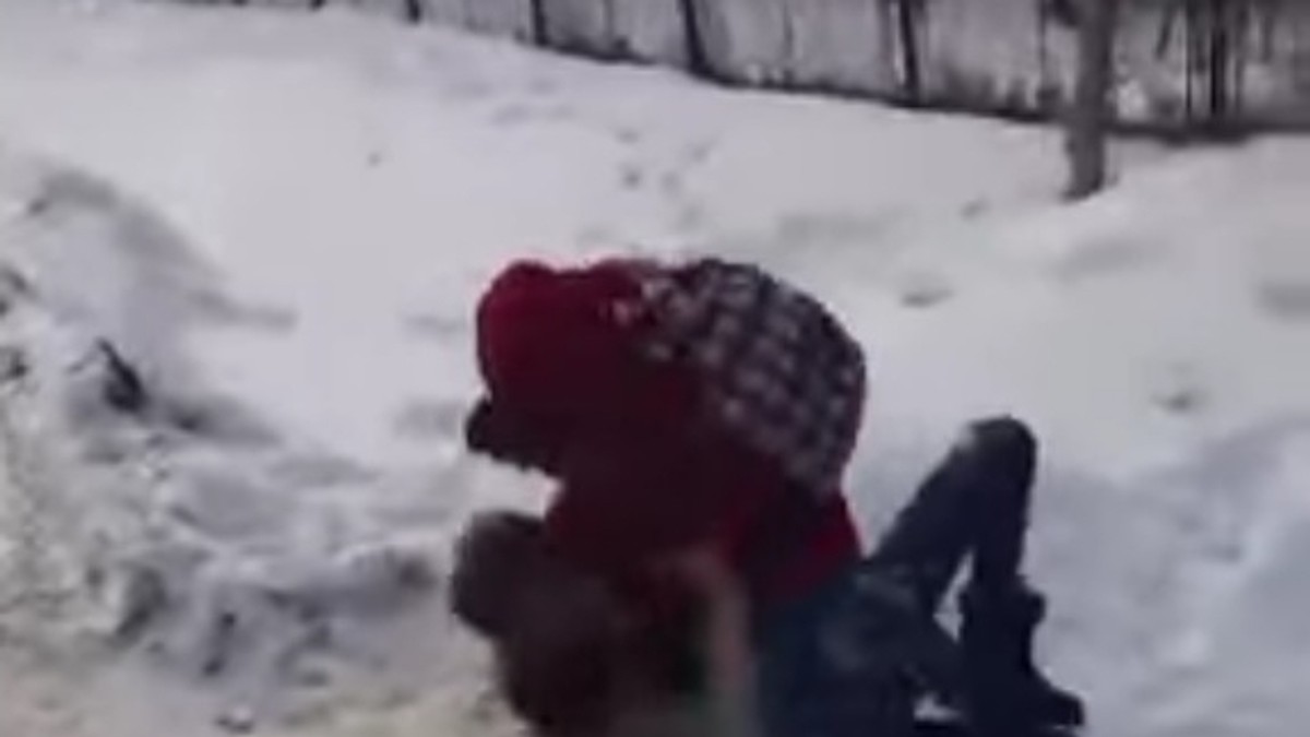 Două eleve s-au bătut în fața școlii în județul Botoșani. Scenele de violență au fost filmate, iar nimeni nu a intrevenit să le oprească / VIDEO