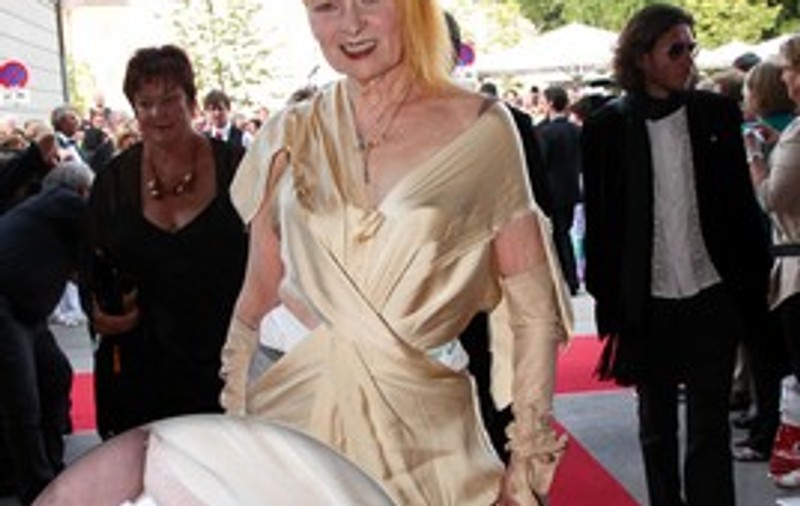 Foto | Designerul Vivienne Westwood, cu chiloţii de mamaie pe covorul roşu!