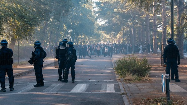 Polițiști care monitorizează pe stradă un protest al elevilor 