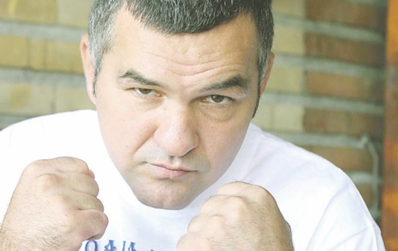 «Moşul» urcă iar în ring