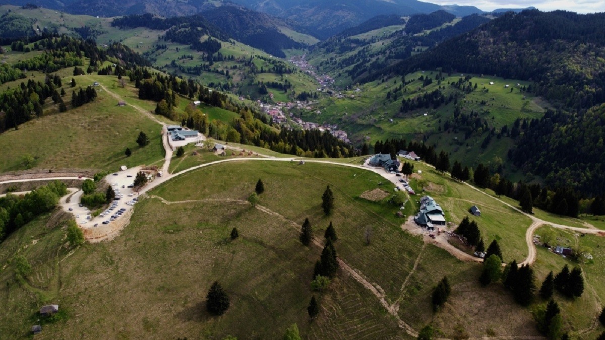 Amfiteatrul Transilvaniei – cum ajungi și ce obiective turistice poți vizita în zonă - Imagine panoramica cu Amfiteatrul Transilvaniei