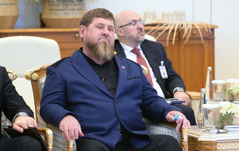 Forțele cecene de securitate controlate de Ramzan Kadîrov rețin bărbații gay și îi trimit cu forța pe frontul din Ucraina. Ce mită trebuie să dea ca să scape