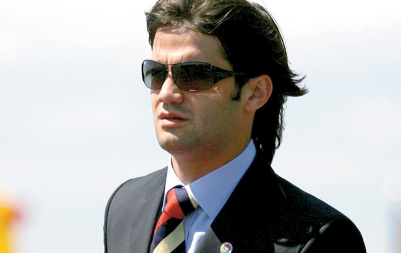 Chivu bate toba