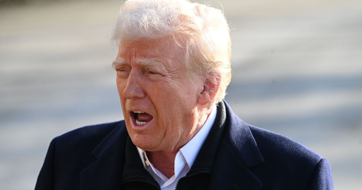 Donald Trump, îmbrăcat la costum și cămașă albă, agresiv în vorbire