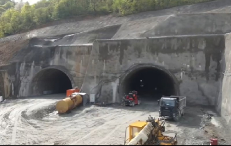 Moment istoric pe Valea Oltului, pe Autostrada Sibiu-Pitești: Tunelul Robești, la doar câțiva metri de prima străpungere totală a muntelui