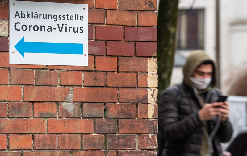 Un angajat infectat cu coronavirus va primi salariul integral de la angajator timp de șase săptămâni, în Germania