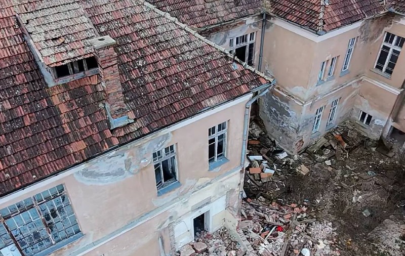 Clădirea simbol din Cluj în care s-au născut 25.000 de oameni se prăbușește: „Zidurile de la 1912 rezistă. Nu avem nevoie de milioane de euro”