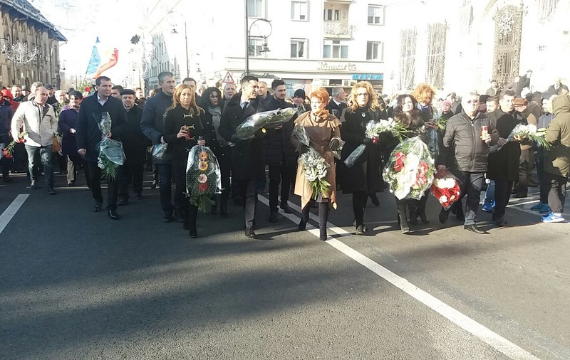 VIDEO & FOTO| Peste 8.000 de social-democrați, la un marș în memoria Regelui Mihai. Ministrul Olguța Vasilescu a purtat un accesoriu inedit