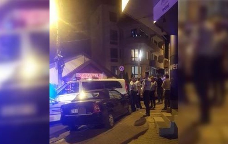 Doi bărbați cu cagule au amenințat cu pistolul o femeie în trafic, la Cluj. Unul dintre agresori a fost reținut