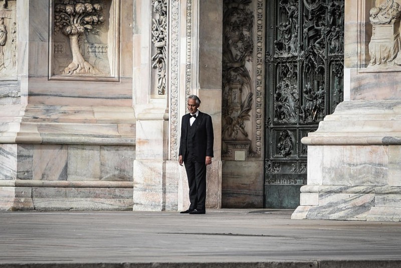 Piața din fața cadrelei a fost pustie la concertul lui Bocelli. EPA-EFE/MATTEO CORNER