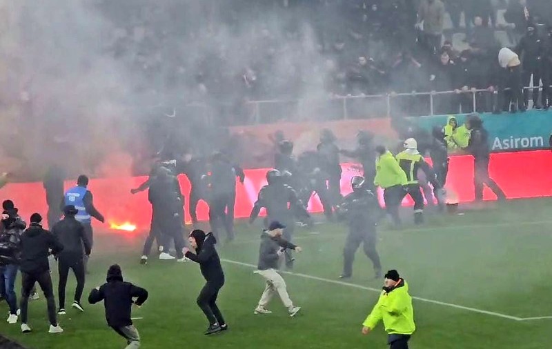 Bătaie între fanii lui Dinamo și UTA Arad înainte de meci, lângă stadion. Ciocnirile au continuat și în timpul partidei