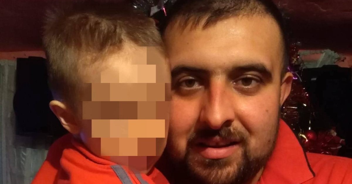 Valentin, tânărul din Brașov trimis de medici să moară acasă, îmbrăcat cu un tricou roșu, în timp ce ține în brațe un copil cu fața blurată, îmbrăcat într-un trening roșu