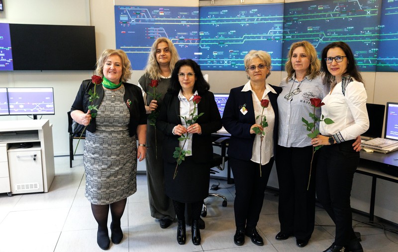 Patru femei din centrul de comandă al metroului bucureștean vorbesc despre pasiunea lor pentru profesie: „Avem o responsabilitate mare, nu ne jucăm cu trenulețele”