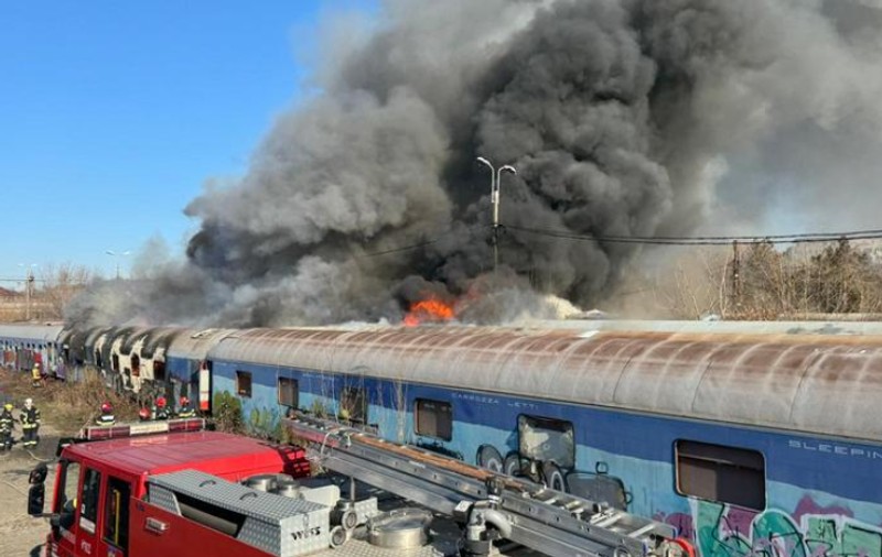 Incendiu cu mari degajări de fum la Gara Basarab din București, unde ard mai multe vagoane dezafectate. A fost emis un mesaj RO-Alert