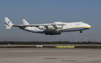 Antonov An-225 Mriya aterizează pe aeroportul Leipzig / Halle, pe 27 aprilie 2020. Foto: Profimedia Images