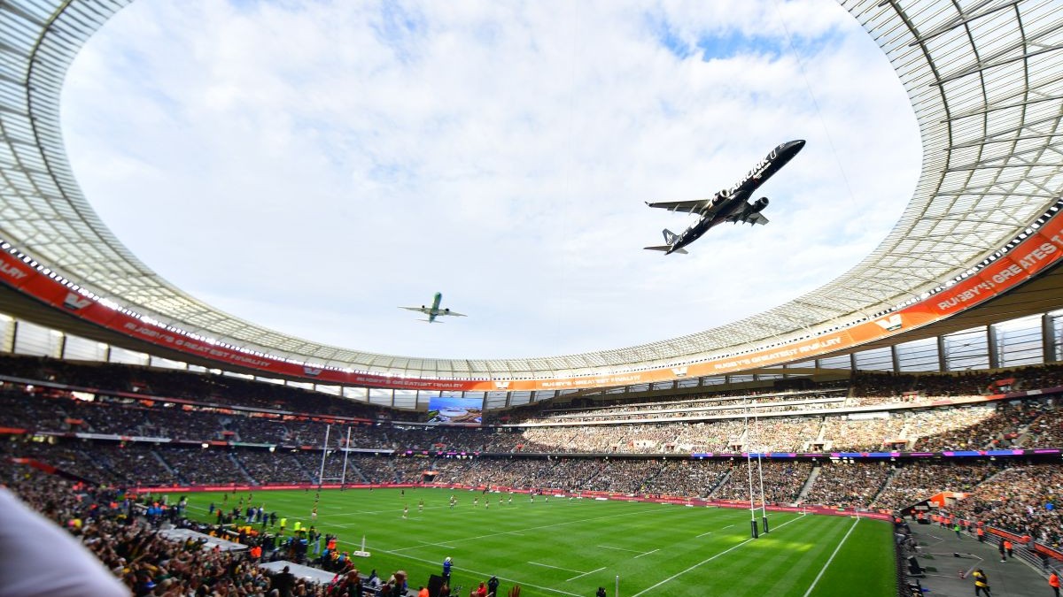 Două avioane survolează arena DHL din Cape Town, în timpul unui meci dintre Africa de Sud și Noua Zeelandă, disputat la 29 august 2026., în Africa de Sud