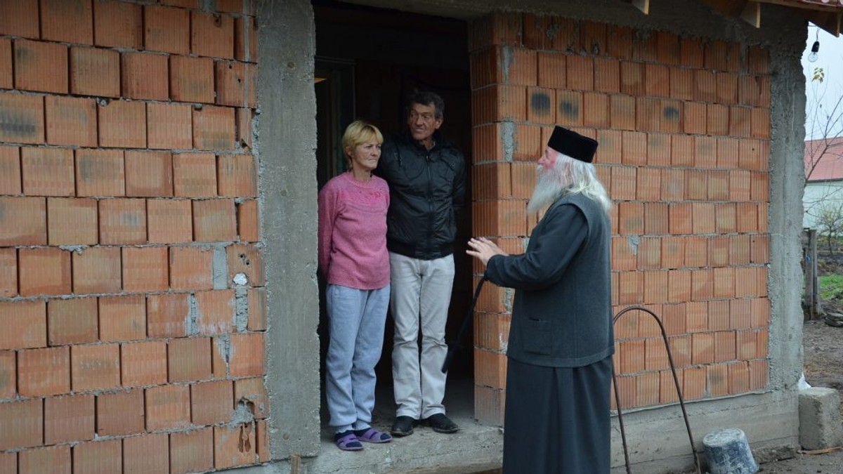 O familie nevoiașă din Timiș a primit în dar o casă de la Mitropolitul Banatului