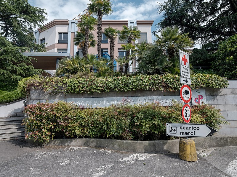 Intrarea pentru urgențe în Spitalul P. Pederzoli din Peschiera del Garda, Italia