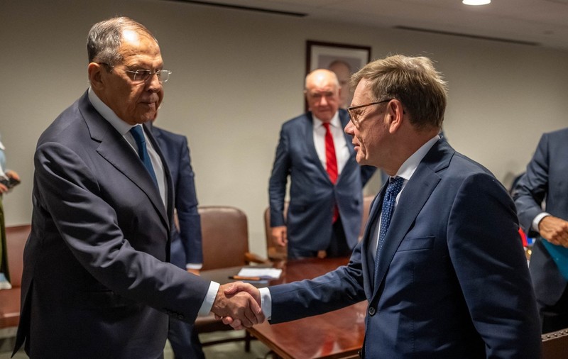 Serghei Lavrov și Johann Wadephul dau mâna înainte de întrevederea în marja Adunării Generale a ONU Sursa foto: Profimedia
