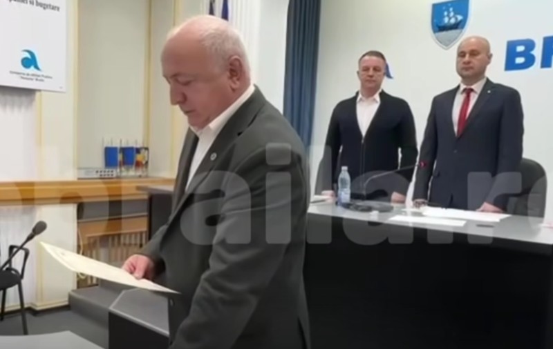 Un consilier local din Brăila nu a mai avut răbdare la depunerea jurământului și s-a făcut de râs în direct. A mai fost consilier local și în 1998