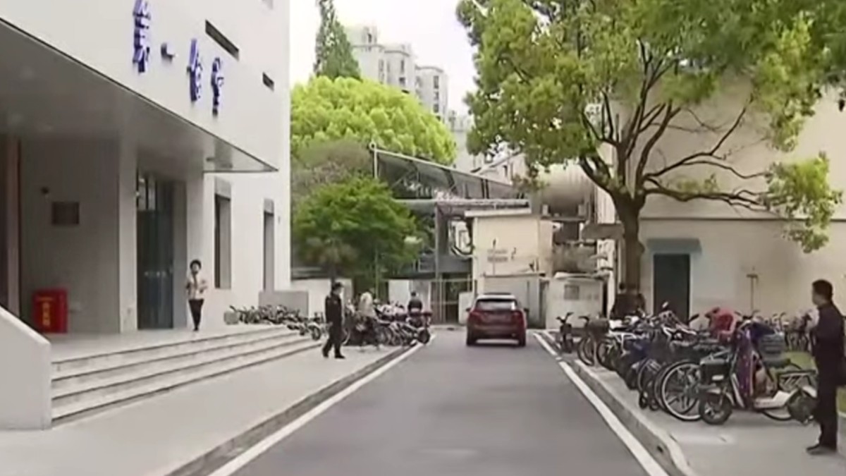 China a inaugurat la Shanghai primul drum realizat din peste 6000 de sticle de lapte reciclate.Sursă foto: captură video/ Youtube.