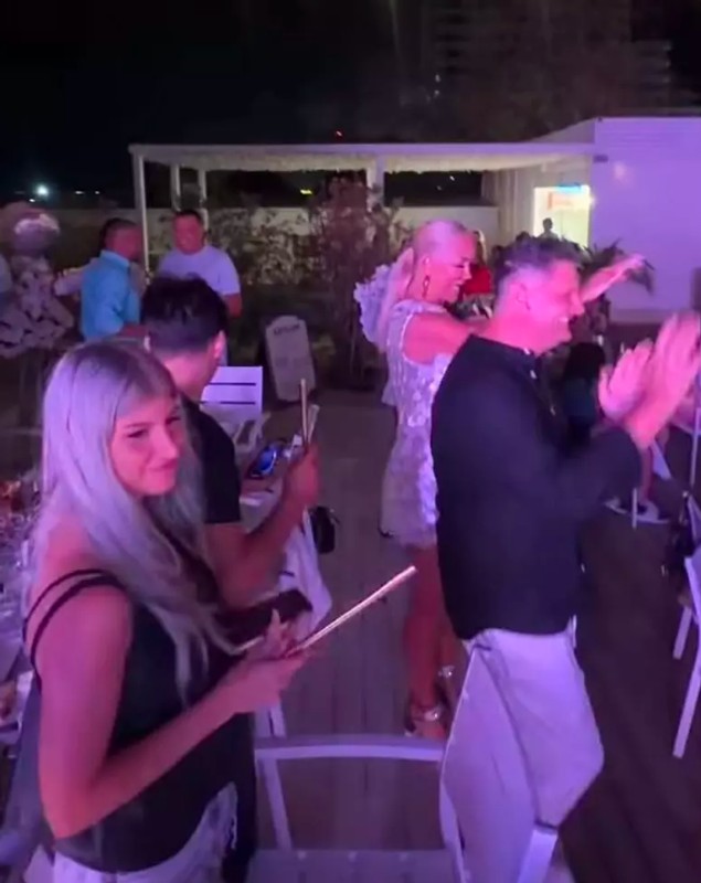 Imagini cu Vica Blochina și iubitul ei, la petrecerea aniversară a vedetei. Moment tandru în văzul tuturor. „Iubirea vieții mele”