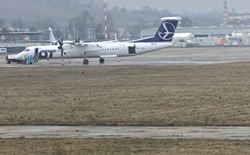 Avionul LOT, blocat pe aeroport (FOTO: Ziua de Cluj)